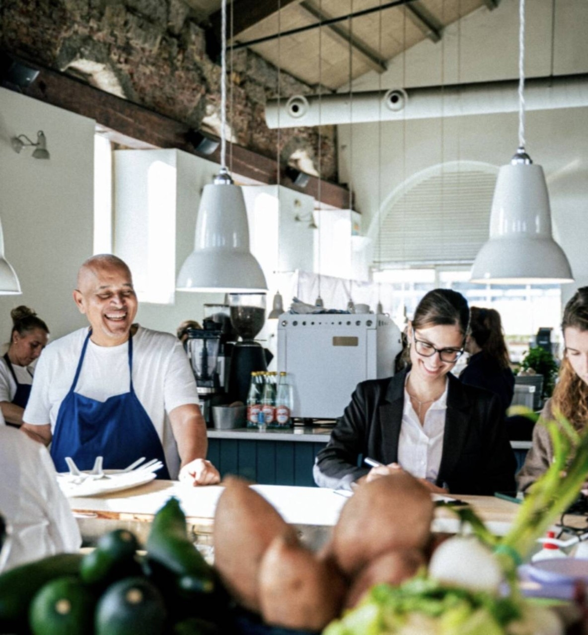 Miembros del staff del restaurante durante el servicio